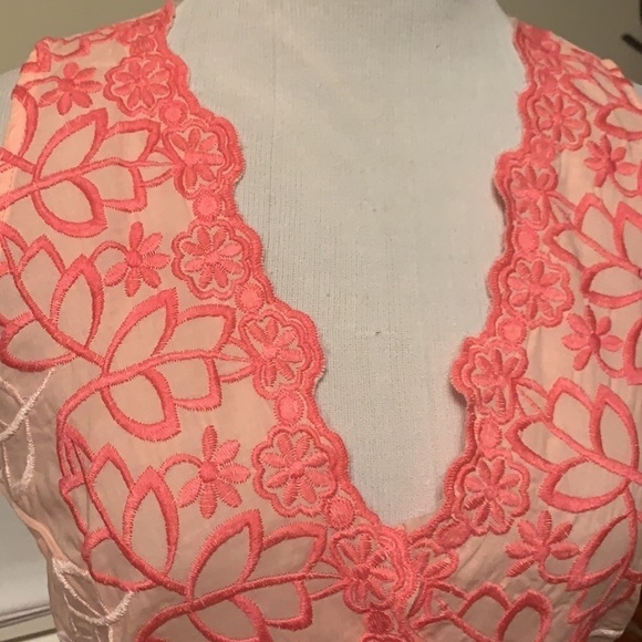 Shades of pink embroidered sleeveless top - Picture 2 of 11